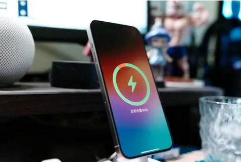 屯留苹果15换屏服务分享用什么充电器给iPhone15充电更好 